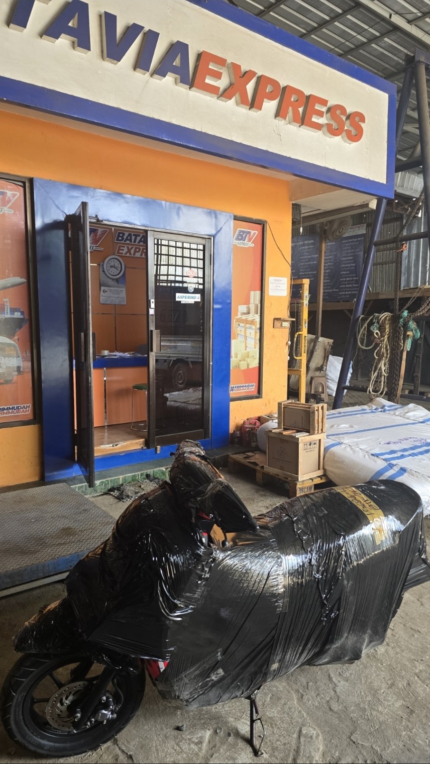 Sepeda motor pelanggan yang telah dikemas untuk pengiriman Batavia Express